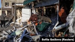 Posljedice ruskog raketnog napada na pijacu u gradu Ševčenkovu u regionu Harkova (REUTERS/Sofiia Gatilova)