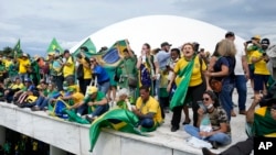 Para pengunjuk rasa, pendukung mantan Presiden Brazil Jair Bolsonaro, menduduki gedung Kongres Nasional setelah penyerbuan di Brasilia, Minggu, 8 Januari 2023.