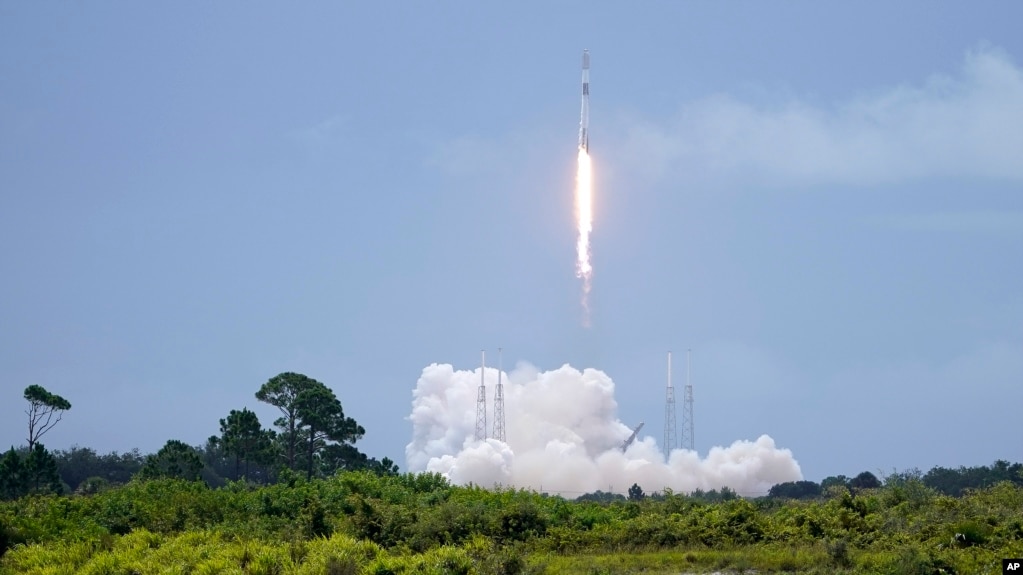 一枚 SpaceX 猎鹰9号火箭为发射starlinks卫星从佛罗里达州卡的一处太空部队基地发射场升空。（2022年7月17日）(photo:VOA)