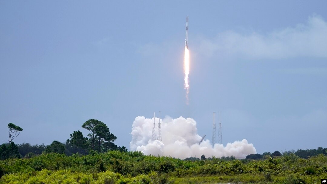 一枚 SpaceX 猎鹰9号火箭为发射starlinks卫星从佛罗里达州卡的一处太空部队基地发射场升空。（2022年7月17日）