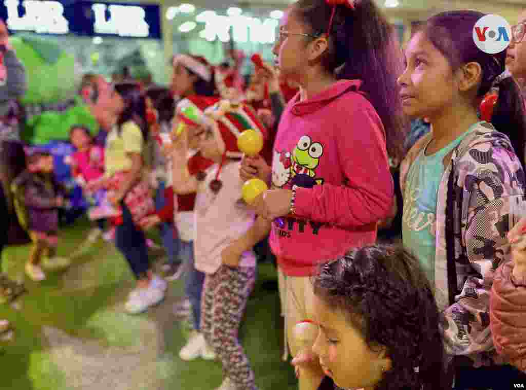 Los niños son los grandes protagonistas de esta costumbre, pues disfrutan de los cantos y los bailes.[Foto: Karen Sánchez, VOA]