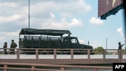 စစ်ကိုင်တံတားပေါ်မှာလုံခြုံရေးယူနေတဲ့ စစ်ကောင်စီတပ်သားတချို့ (အောက်တိုဘာ ၁၀၊ ၂၀၂၁)