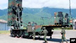 Tentara Taiwan mengoperasikan sistem rudal Permukaan-ke-Udara Sky Bow III (Tien-Kung III) di sebuah pangkalan di Kabupaten Hualien tenggara Taiwan pada Kamis, 18 Agustus 2022. (Foto: AP)