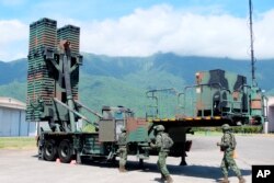 台湾军人在花莲的一个军事基地运作天弓III地对空导弹，显示军力对抗中国武统压力。（2022年8月18日）