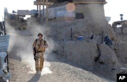 FILE - Pangeran Harry berpatroli di kota Garmisir yang sepi, 2 Januari 2008, dekat FOB (pangkalan operasi depan) Delhi, provinsi Helmand Afghanistan Selatan. (John Stillwell, Pool Photo via AP, File)