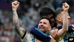 El astro Lionel Messi celebra al final del partido de fútbol de cuartos de final de la Copa Mundial entre Países Bajos y Argentina, en el Estadio Lusail en Lusail, Qatar, el sábado 10 de diciembre de 2022.