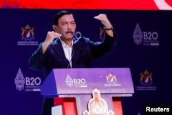 Luhut Binsar Pandjaitan, Menteri Koordinator Bidang Kemaritiman dan Investasi Indonesia saat berbicara pada panel pembukaan KTT B20 tentang Pengelolaan Sumber Daya Berkelanjutan untuk Pertumbuhan Ekonomi, di Nusa Dua, Bali, 13 November 2022. (REUTERS/ Willy Kurniawan)