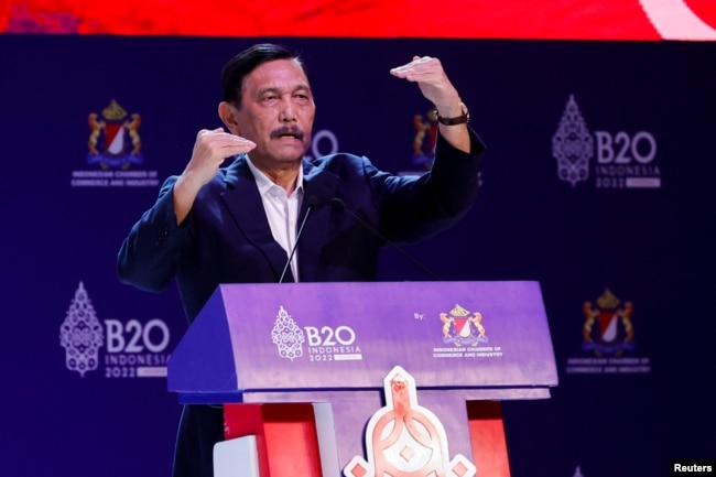 Luhut Binsar Pandjaitan, Menteri Koordinator Bidang Kemaritiman dan Investasi Indonesia saat berbicara pada panel pembukaan KTT B20 tentang Pengelolaan Sumber Daya Berkelanjutan untuk Pertumbuhan Ekonomi, di Nusa Dua, Bali, 13 November 2022. (REUTERS/ Willy Kurniawan)
