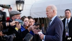 Presiden Joe Biden memberi keterangan pers kepada para jurnalis sebelum menaiki helikopter kepresidenan, Marine One, di halaman South Lawn, Gedung Putih, Washington, 11 Januari 2023. (Foto: Susan Walsh/AP Photo)
