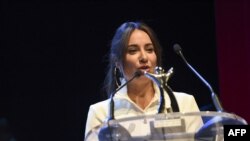 La cinéaste Erige Sehiri affirme vouloir montrer dans son film "Sous les figues", qui sort mercredi en France, les jeunes Tunisiennes rurales "tellement modernes et connectées"