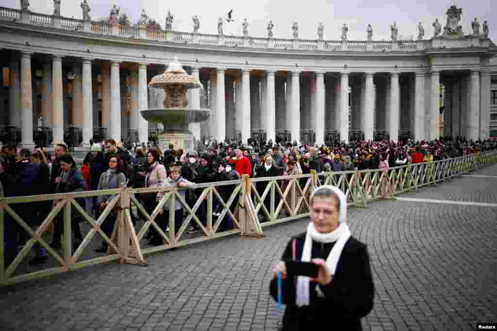 Los fieles hacen fila a las afueras de la Basílica de San pedro para presentar sus respetos.&nbsp;