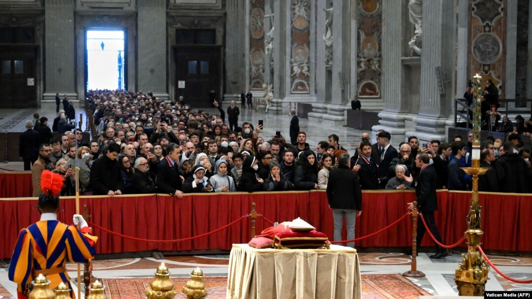 Publik memberikan penghormatan kepada jenazah Paus Emeritus Benediktus XVI di Basilika Santo Petrus, Vatikan Senin (2/1).