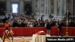 Publik memberikan penghormatan kepada jenazah Paus Emeritus Benediktus XVI di Basilika Santo Petrus, Vatikan Senin (2/1).