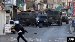  ای پي په خپل رپورټ کې وویل د نابلس ښار د وسله والو مرکز ګڼل کېږي او اسرایلي ځواکونه پکې وخت په وخت عملیات کوي