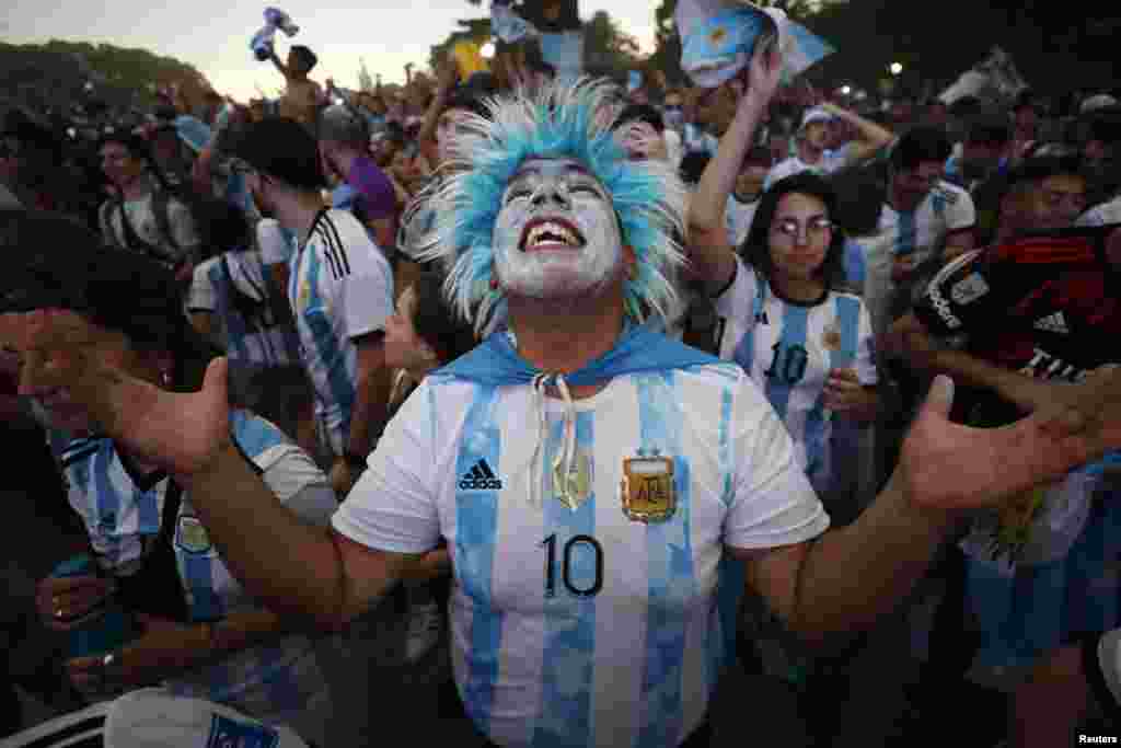 Aficionados en Buenos Aires, la capital de Argentina, celebran la clasificación de su equipo a Semifinales de la Copa del Mundo, el 9 de diciembre de 2022.