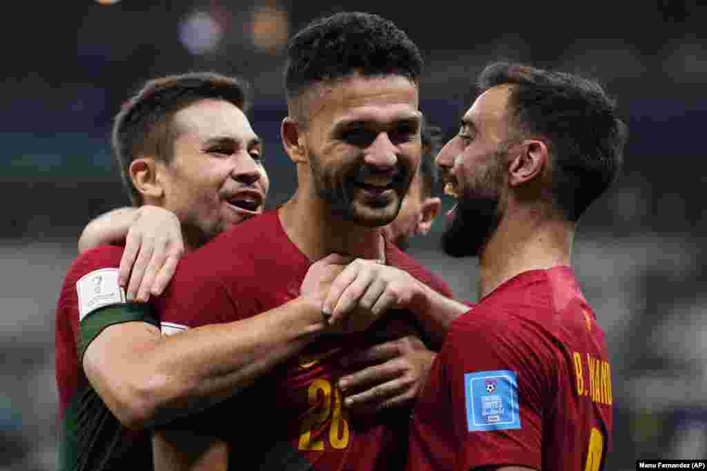 Jogadores portugueses, Gonçalo Ramos e Bruno Fernandes celebram com outros colegas um golo de Portugal, que eliminou a Suíça e passou para os quartos-de-final do Mundial do Qatar.