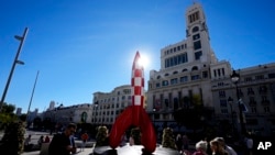 Sebuah struktur roket yang dipopulerkan oleh seniman Herge, pencipta serial ikonik komik Tintin, dipajang di trotoar kota Madrid, Spanyol, Minggu, 2 Oktober 2022. (AP/Paul White)