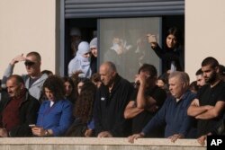 Anggota minoritas Druze Israel menghadiri pemakaman Tiran Fero (17) di Daliyat al-Carmel, Israel, Kamis, 24 November 2022. (AP Photo/Mahmoud Illean)