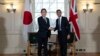 2023年1月11日，英国首相苏纳克（右）在伦敦塔举行的双边会议开始时与日本首相岸田文雄握手。（美联社照片）