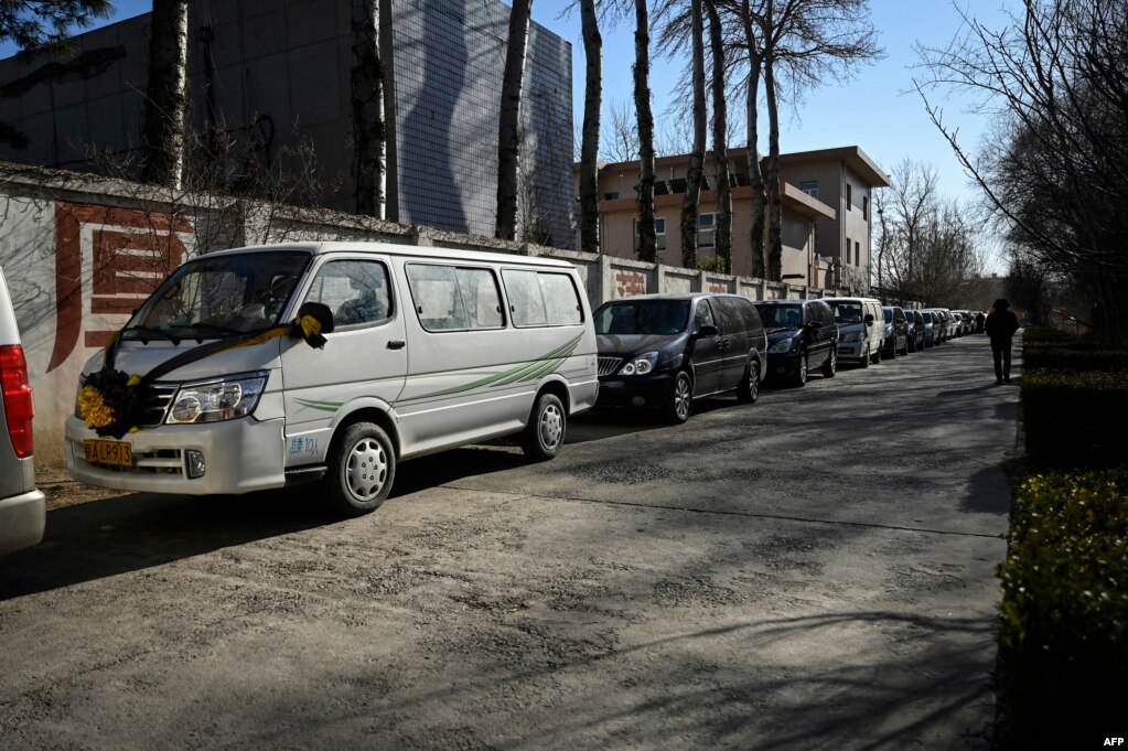 北京一家火葬场外排队等候进入的灵车。（2022年12月22日）(photo:VOA)