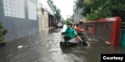 BPBD Kota Semarang melakukan patroli kondisi terkini banjir yang melanda wilayahnya menggunakan perahu karet. (Foto BNPB)