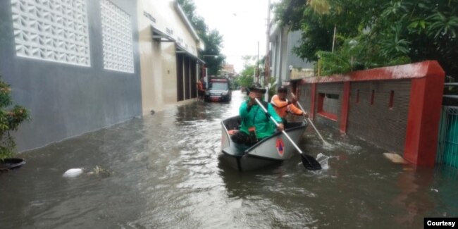 BPBD Kota Semarang melakukan patroli kondisi terkini banjir yang melanda wilayahnya menggunakan perahu karet. (Foto BNPB)