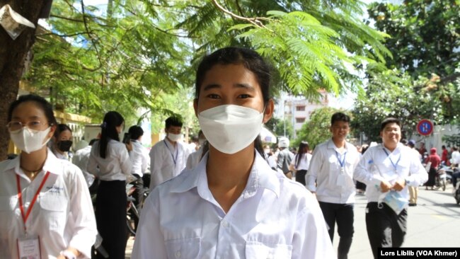 យុវតី ញ៉ក់ កនិកា អាយុ១៨ឆ្នាំ ផ្តល់​បទសម្ភាសន៍​ដល់​វីអូអេ នៅ​ពេល​ចេញពី​ប្រឡង​សញ្ញាបត្រ​មធ្យម​សិក្សា​ទុតិយភូមិ​នៅ​វិទ្យាល័យ​ព្រះស៊ីសុវត្ថិ​នៅ​ថ្ងៃទី៥ ខែធ្នូ ឆ្នាំ២០២២។ (លាស់ លីបលីប/វីអូអេ)