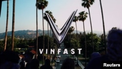 Một logo của hãng xe điện Việt Nam VinFast trên màn hình ở Triển lãm Auto Show ở Los Angeles, California, của Mỹ hôm 17/11/2022.