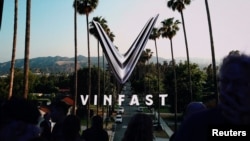 Logo VinFast trên màn hình trong ngày họp báo tại Triển lãm ô tô Los Angeles ở Los Angeles, California, Hoa Kỳ, vào ngày 17/11/2022.