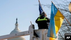 US and Ukrainian flags are put in place along Pennsylvania Ave., Dec. 21, 2022, ahead of a visit from Ukraine President Volodymyr Zelenskyy in Washington.