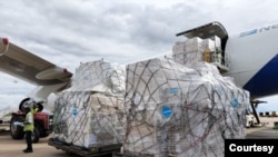 Workers unload cholera supplies from the airplane in Lilongwe, Malawi, Jan. 13, 2023. (Courtesy of Rogers Siula, UNICEF)