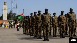 Des soldats burkinabè lors d'une cérémonie de remise de médailles à Ouagadougou.