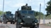 Tentara Nasional Somalia tampak mengendarai kendaraan bersenjata dalam sebuah konvoi di Mogadishu, pada 12 April 2022. (Foto: AFP/Hasan Ali Elmi)