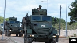 Tentara Nasional Somalia tampak mengendarai kendaraan bersenjata dalam sebuah konvoi di Mogadishu, pada 12 April 2022. (Foto: AFP/Hasan Ali Elmi)