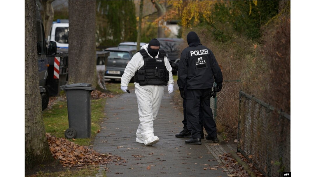 Se ve a agentes de policía en una calle durante una redada contra miembros de un grupo de extrema derecha sospechosos de planes para derrocar al gobierno, en Berlín, Alemania, el 7 de diciembre de 2022.
