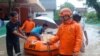 Banjir di tahun baru melanda Kabupaten Kendal, petugas melakukan evakuasi warga terdampak menggunakan perahu karet. (Foto: BPBD Kab Kendal)