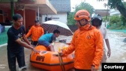 Banjir di tahun baru melanda Kabupaten Kendal, petugas melakukan evakuasi warga terdampak menggunakan perahu karet. (Foto: BPBD Kab Kendal)