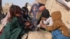 Afg'on qizlarini radio orqali o'qitayotgan muallimlar 