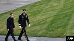 Presiden Prancis Emmanuel Macron tiba di Taman Makam Nasional Arlington di Virginia untuk menghadiri upacara peletakan karangan bunga pada 30 November 2022. (Foto: AFP/Ludovic Marin)