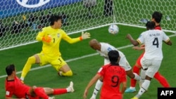 Défenseur ya Gahana #04 Mohammed Salisu (D) atie mongete na ye ya yambo na match na Corée du Sud na match ya groupe H ya Mondial Qatar 2022 na stade A-Rayyan, Doha, 28 novembre 2022. (Photo Odd ANDERSEN / AFP)