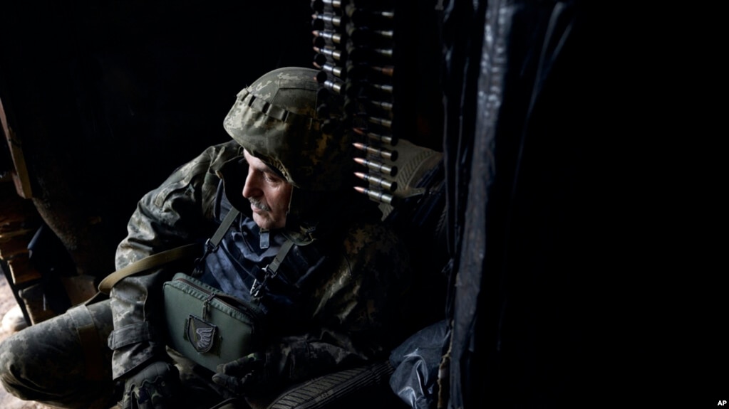 一名乌克兰军人在顿涅茨克前线地区的阵地内（2022年12月23日）(photo:VOA)