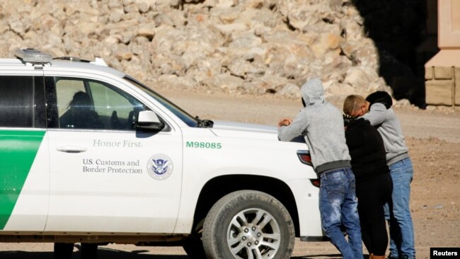 ARCHIVO - Migrantes cubanos son detenidos por la Patrulla Fronteriza de EEUU tras cruzar hacia El Paso, Texas, en febrero de 2021. 