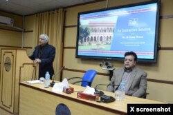 ڪراچي سنڌ مدرسي ۾ هڪ سيميناردوران تقريرڪندي