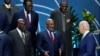 Predsednik SAD Džo Bajden razgovara sa afričkim liderima pre poziranja za zajedničku fotografiju, tokom samita lidera SAD i Afrike u Valter I. Vašington centru za konvencije u Vašingtonu, 15. decembra 2022.