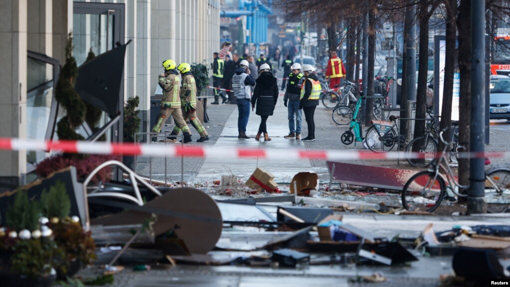 Các nhân viên cứu hộ cứu nạn có mặt bên ngoài một khách sạn sau khi một thủy cung bị vỡ tung ở trung tâm Berlin, Đức, gần Alexanderplatz, 16/12/2022. 