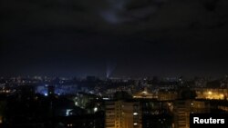 রাশিয়ার ড্রোন হামলার সময়ে রাজধানী কিয়েভের আকাশে ড্রোনের সন্ধানে সার্চলাইট ব্যবহার করছে ইউক্রেন বাহিনী, ১ জানুয়ারি ২০২৩।