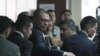 El vicepresidente ecuatoriano, Jorge Glas (centro), reacciona cuando llega a la corte para asistir a su juicio por soborno a la constructora brasileña Odebrecht, en Quito, Ecuador, el 13 de diciembre de 2017. 