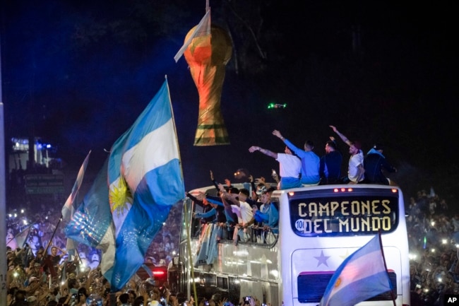 Tim sepak bola Argentina, Juara Piala Dunia 2022, tiba di tempat latihan di mana mereka akan bermalam setelah mendarat di bandara Ezeiza di pinggiran Buenos Aires, Argentina, Selasa, 20 Desember 2022. (AP Photo/Rodrigo Abd )
