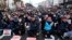 Manm Konfederasyon Koreyen Sendika Travay yo chante slogan pandan yon manifestasyon kont politik travay gouvenman an tou pre Asanble Nasyonal la nan vil Seoul, kapital Kore di Sid, Samdi 3 Desanm, 2022. 