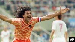 BESTAND - De Nederlandse voetbalcaptain Ruud Gullit schreeuwt van vreugde nadat hij op 25 juni 1988 in München scoorde voor zijn team bij de overwinning op het EK voetbal tegen de Sovjet-Unie.  Gullit was een van de eerste Nederlandse sterren van Surinaamse afkomst.